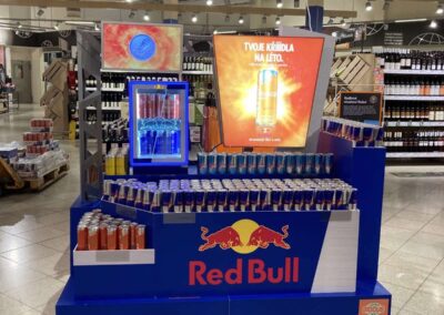 Vystavení dominuje modrá barva, která je pro Red bull typická.
